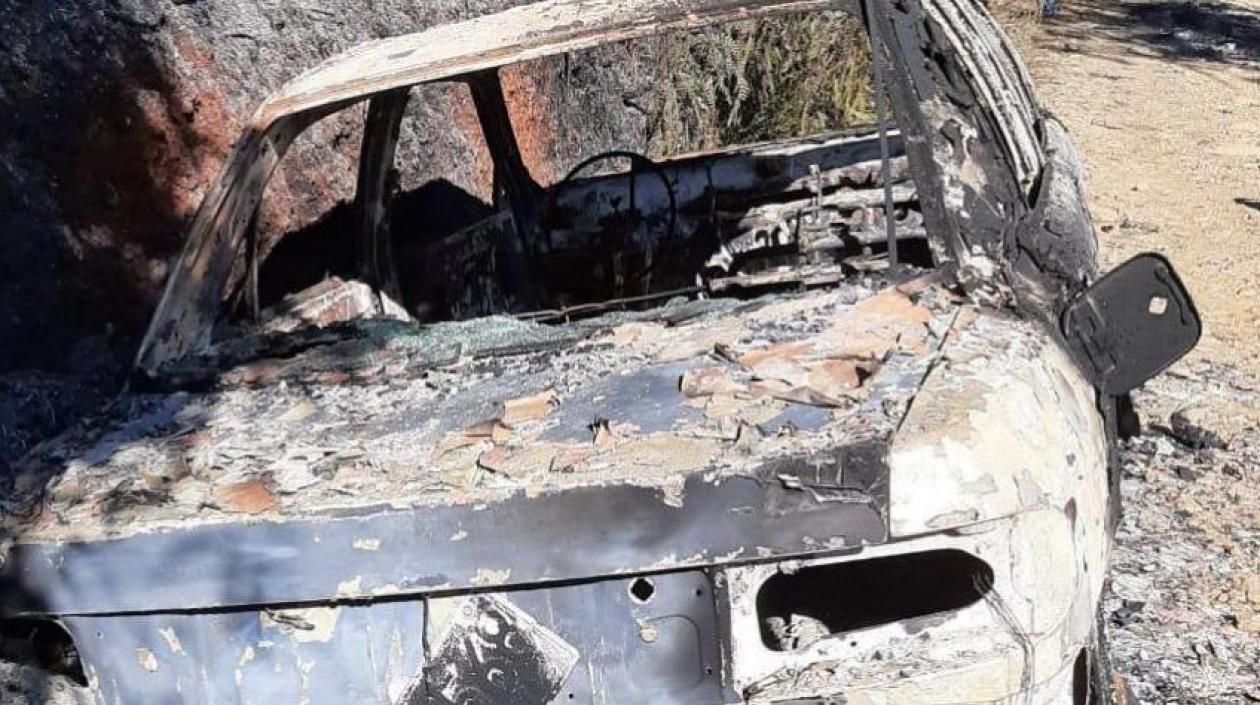 Uno de los vehículos quemados.