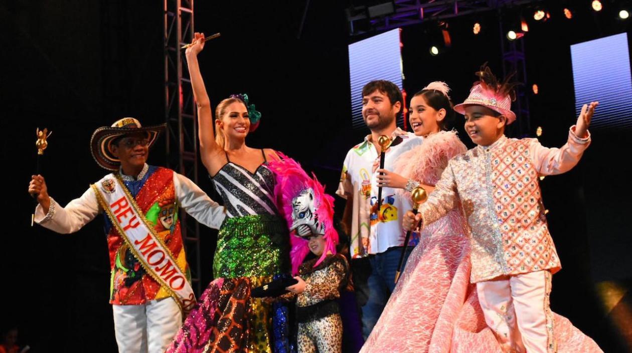 Los reyes del Carnaval con las llaves de la ciudad, cetros y bastones de mando, entregados por el Alcalde Jaime Pumarejo.