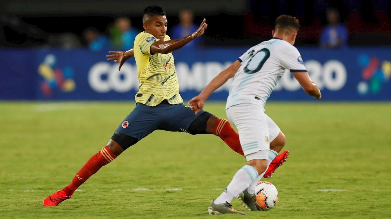 Gabriel Fuentes (i) de Colombia disputa un balón Alexis Mac Allister de Argentina.