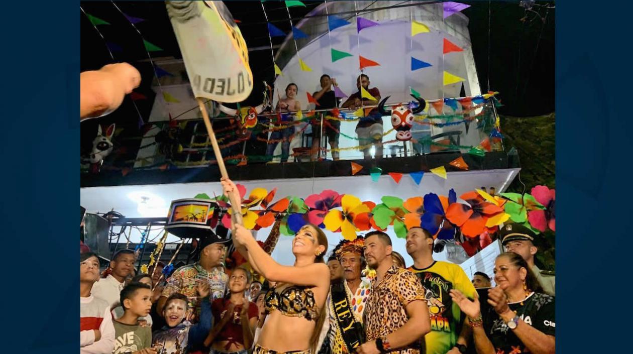 La Reina Isabella izando la bandera.