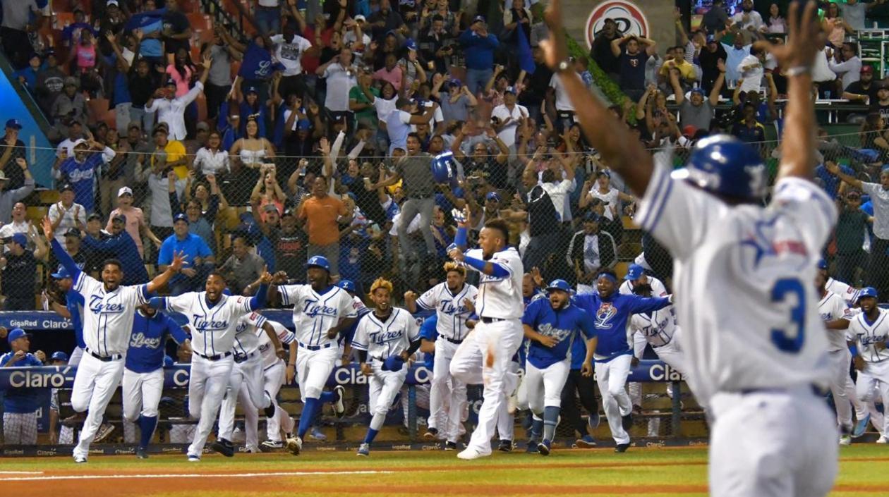 Momento de la carrera ganadora anotada por Ercik Aybar. 