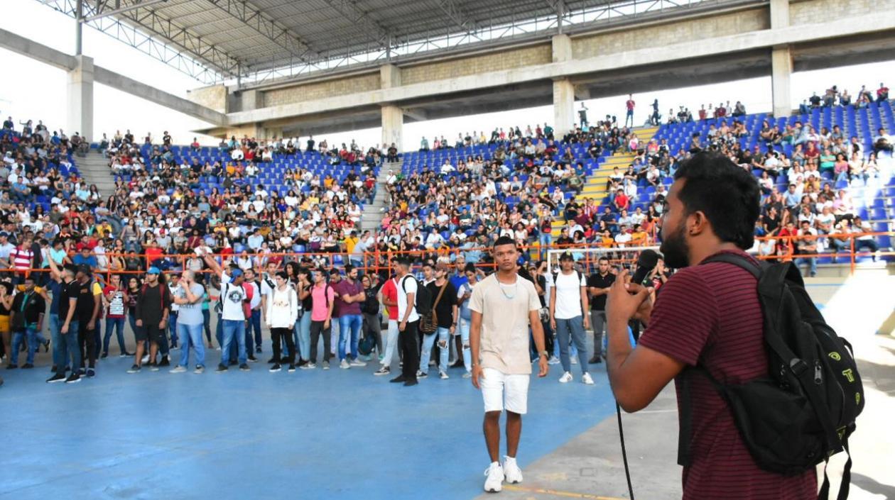 Estudiantes congregados en el coliseo de la sede norte.