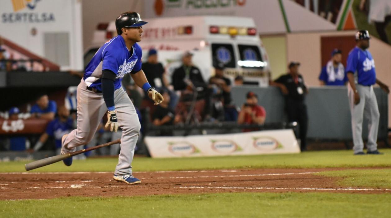 Donovan Solano, tras conectar un hit con los Tigres del Licey. 