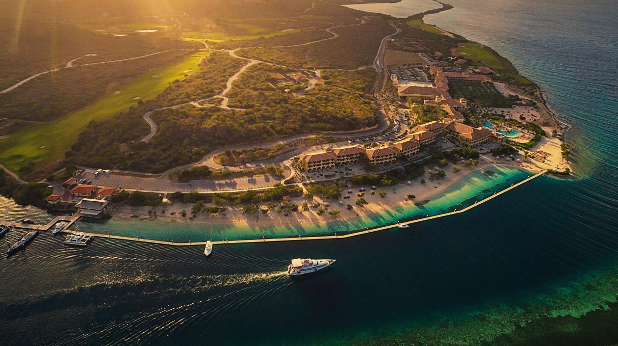 Así se ve desde el aire el Santa Bárbara Beach & Golf Resort Curazao.