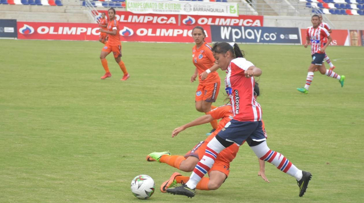 Iranis Centeno en plena acción de juego. 