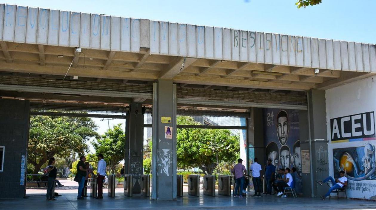 Entrada de la Universidad con las puertas abiertas.