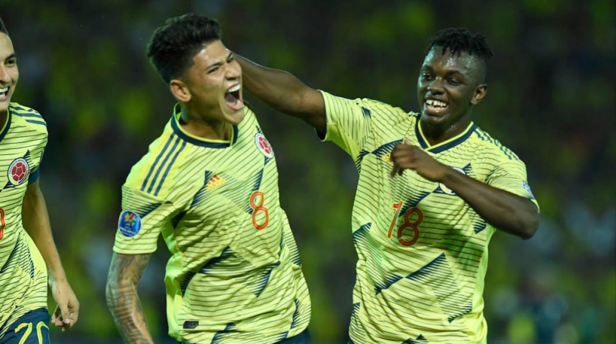 Jorge Carrascal celebrando el golazo de la noche con Edwuin Cetré.