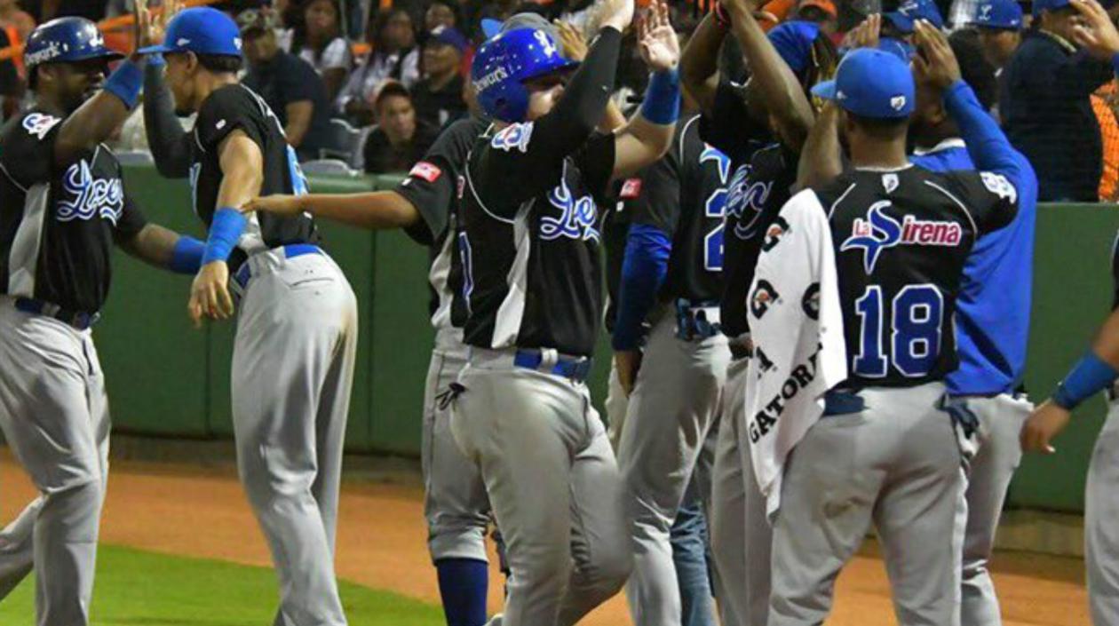 Donovan Solano festeja con sus compañeros. 