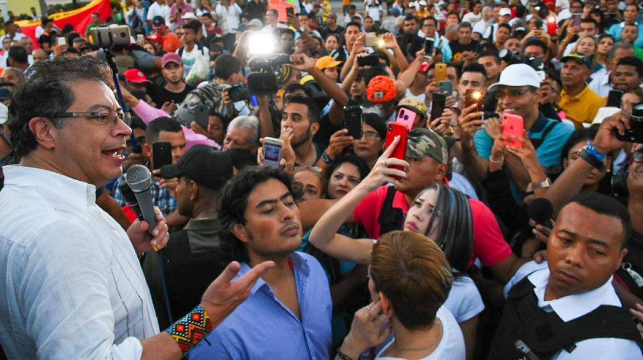 Gustavo Petro con su hijo Nicolás Petro durante el cacerolazo.