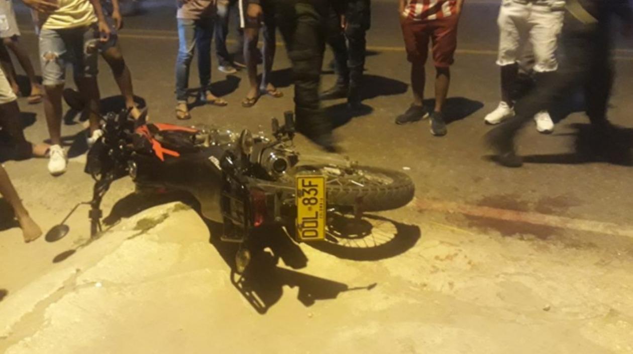 Moto en la que iban los dos jóvenes que resultaron gravemente heridos.