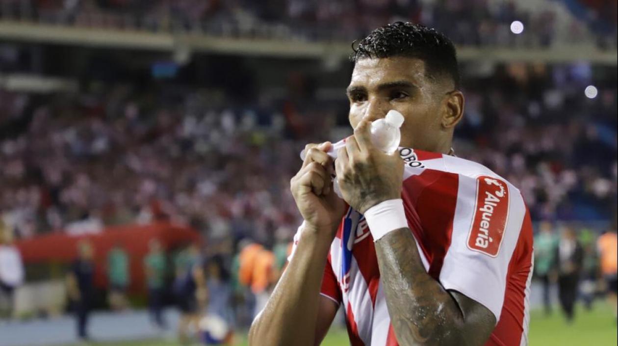 Rafael Pérez besa la camiseta de Junior. 