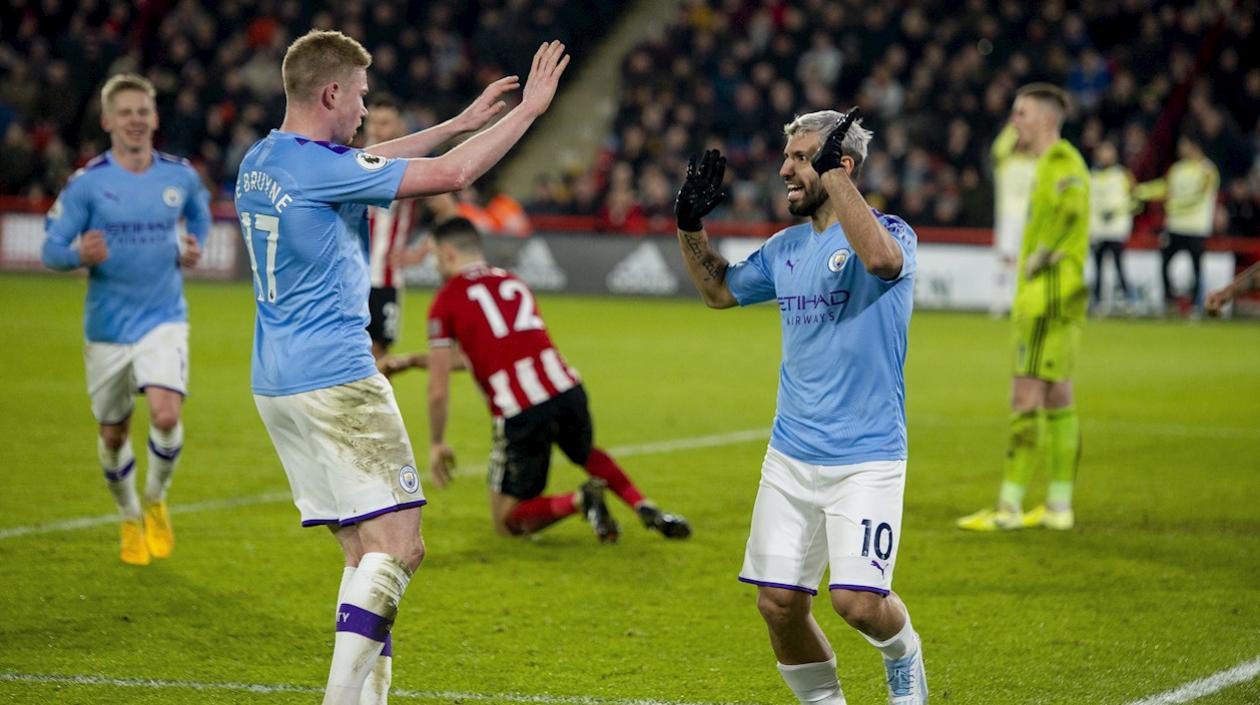 Sergio agüero celebra tras la anotación. 