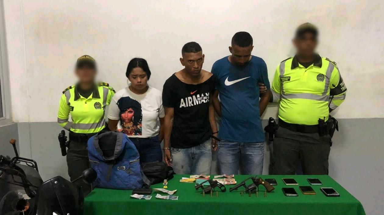 Los capturados tras cometer un hurto a los pasajeros de un bus en la Circunvalar.