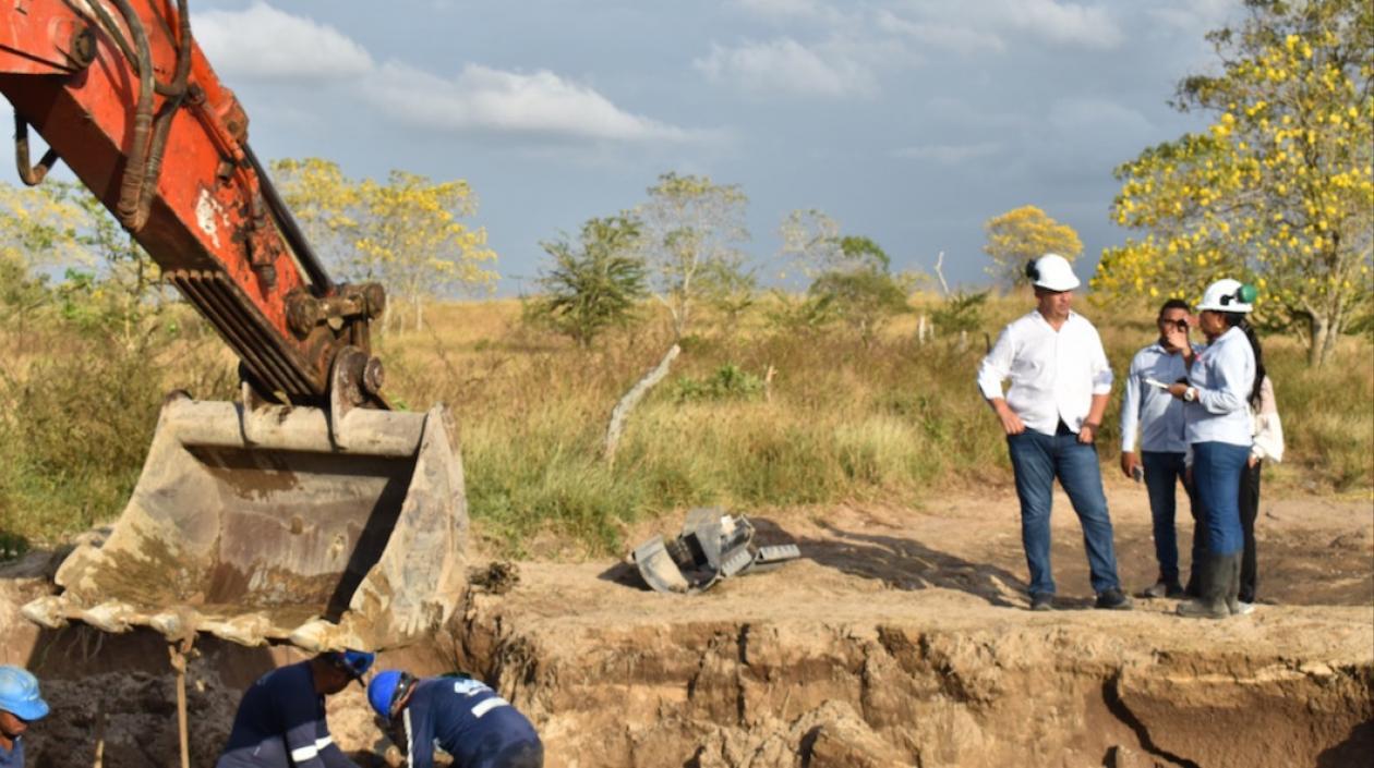 El Alcalde Roberto Celedón inspeccionando la reparación de la tubería.