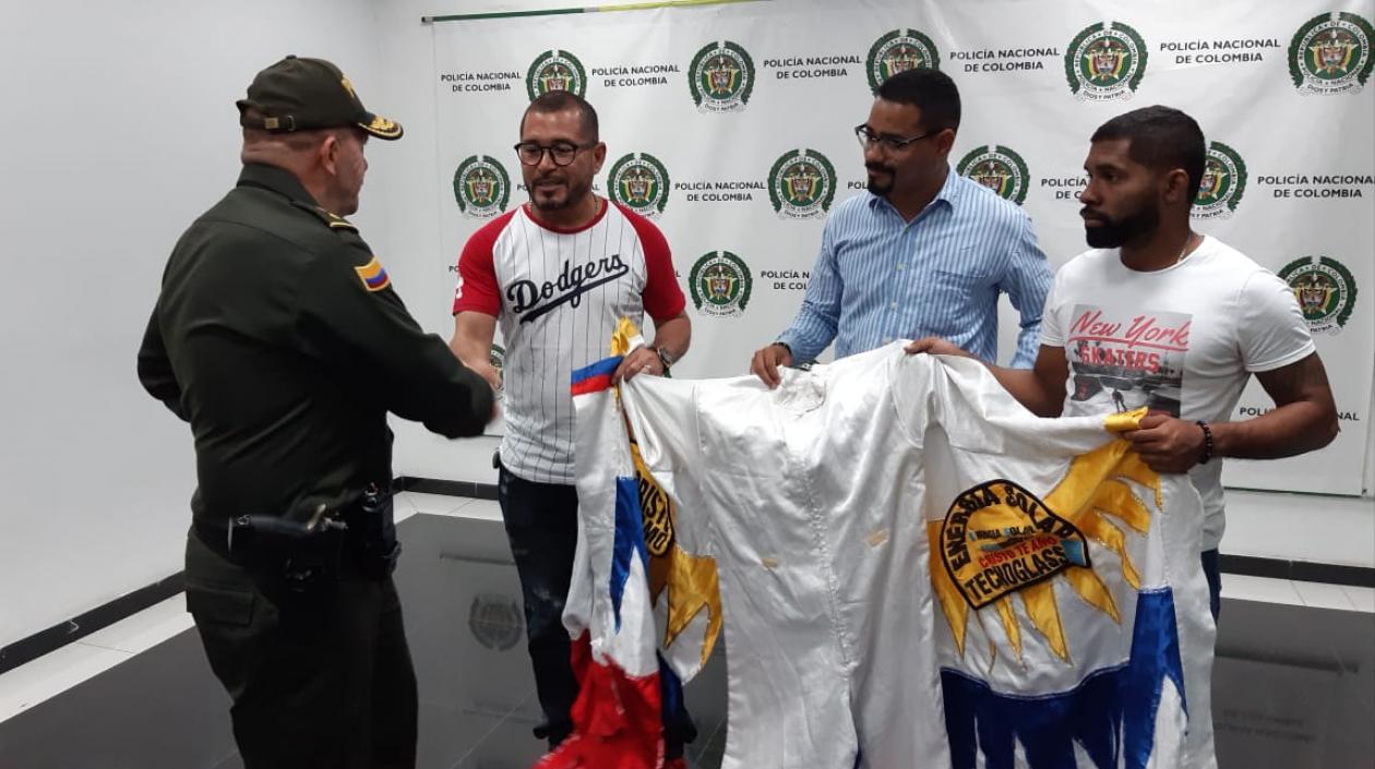 David De la Hoz, recibiendo el disfraz de manos del general Ricardo Alarcón