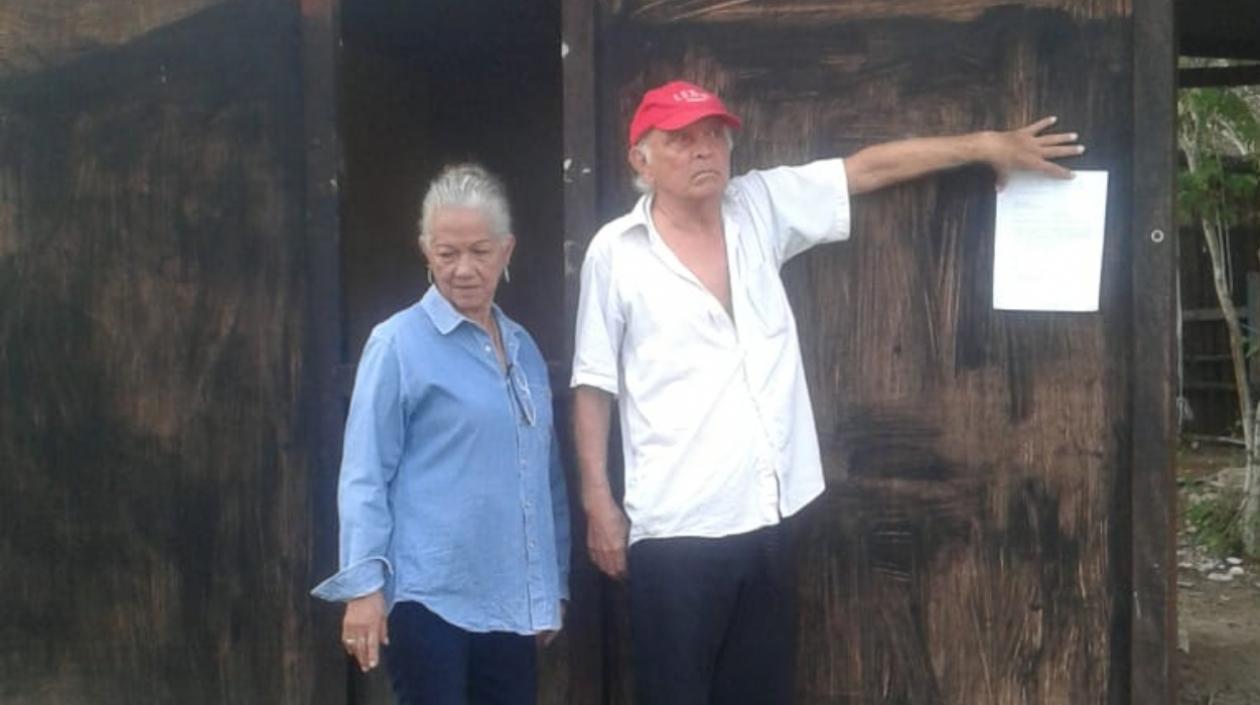 Gloria Barros Navarro y Aristides Charris, los denunciantes.