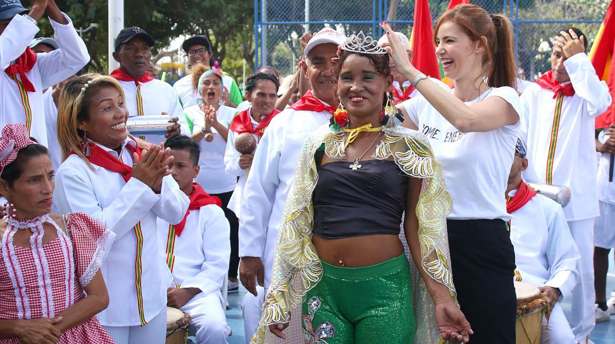 La Primera Dama del Distrito Silvana Puello coronando a la Reina de la comparsa Madeleine Consuegra.