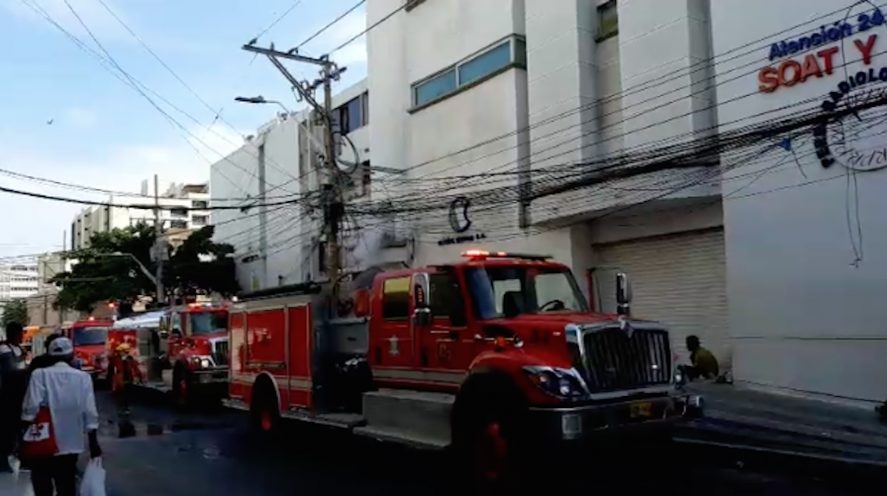 Bomberos en la Clínica Centro de Barranquilla.