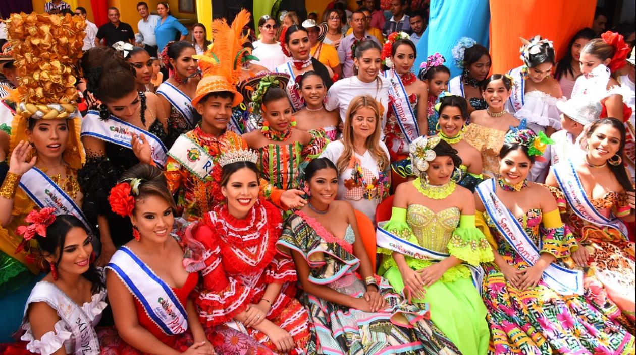Reinas de los diferentes departamentos del Atlántico junto a la Gobernadora Elsa Noguera.