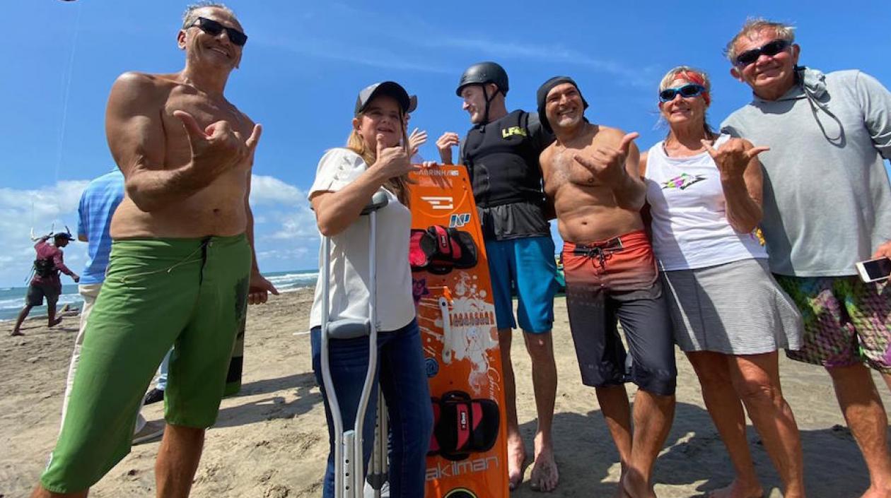 La Gobernadora Elsa Noguera con practicantes de deportes náuticos.