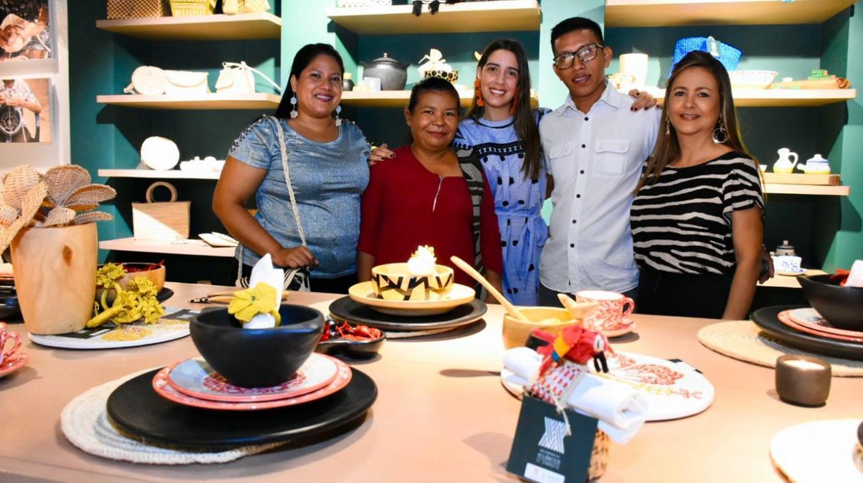 Artesanos atlanticenses junto a Marcela Dávila, Secretaria de Cultura del departamento.