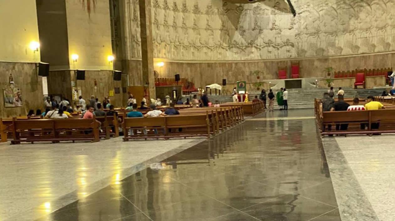 El grupo de estudiantes dentro de la Catedral.