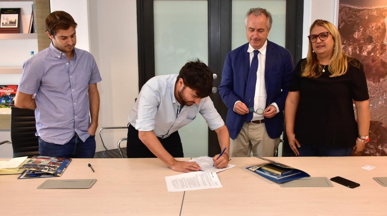 El Alcalde Jaime Pumarejo suscribiendo el convenio.