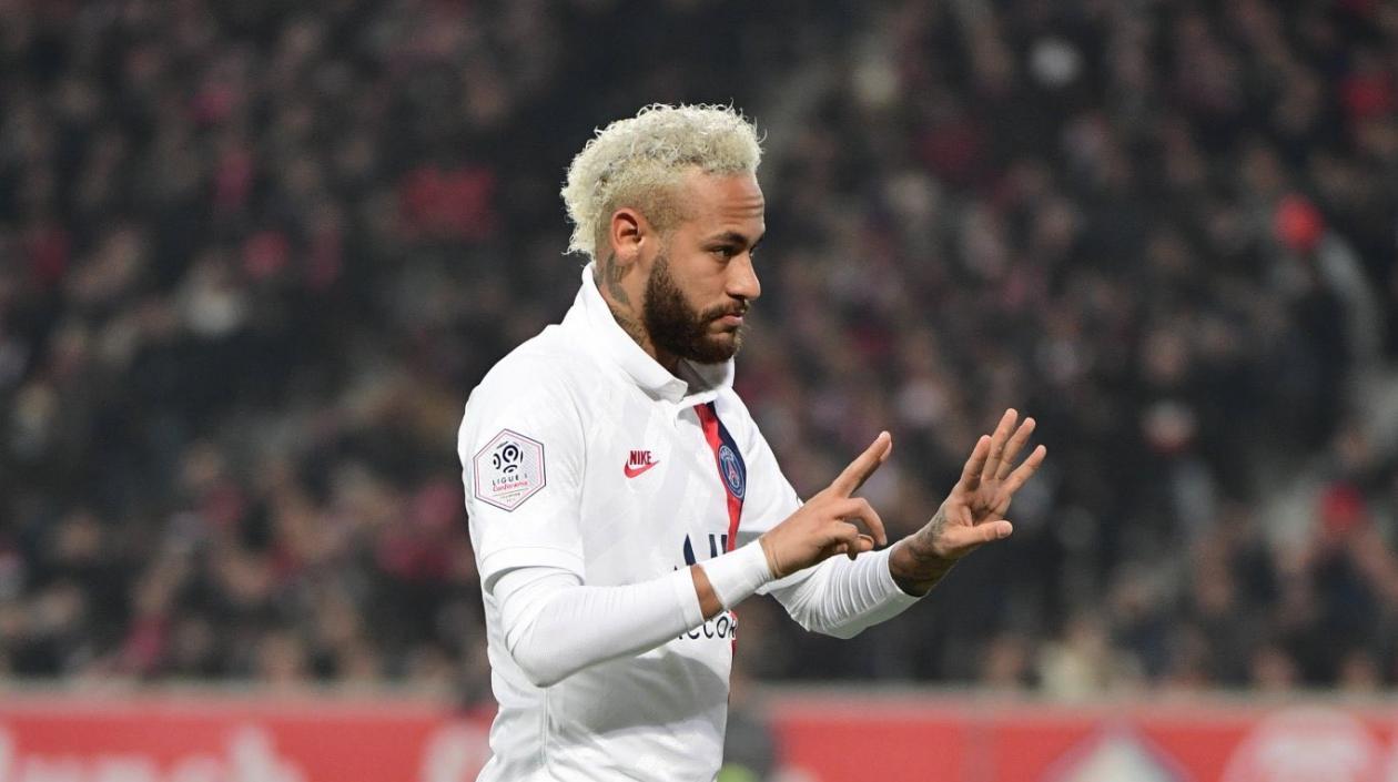 Neymar hace el gesto del '24', número de Kobe Bryant. 