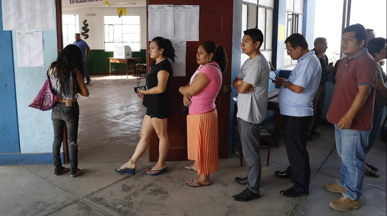 Ciudadanos acudiendo a votar.