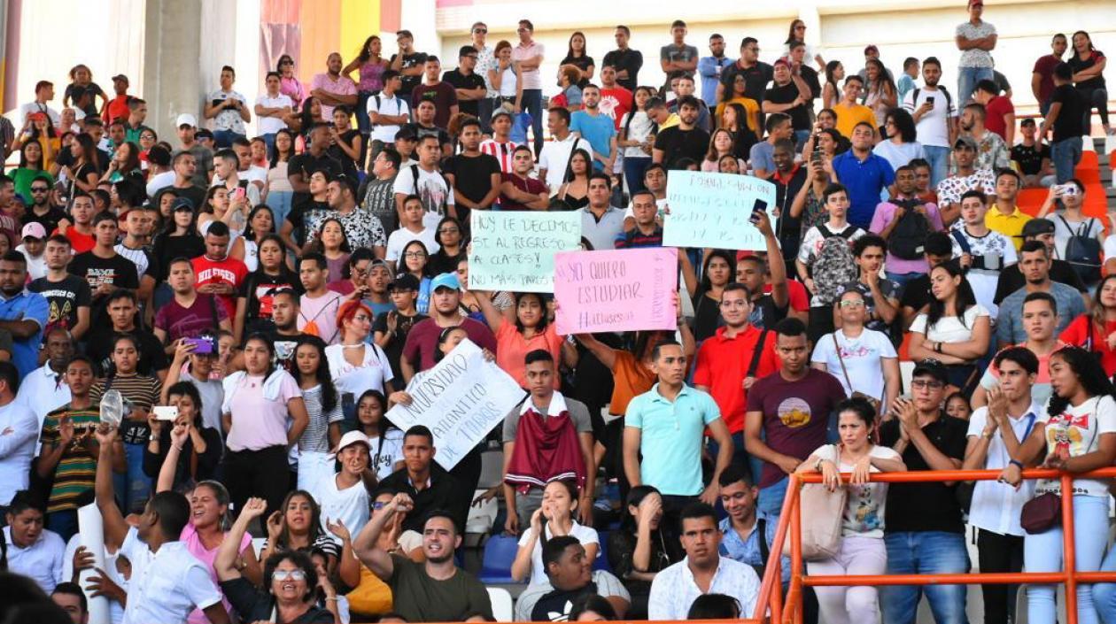 Estudiantes reclamando el regreso a clases.