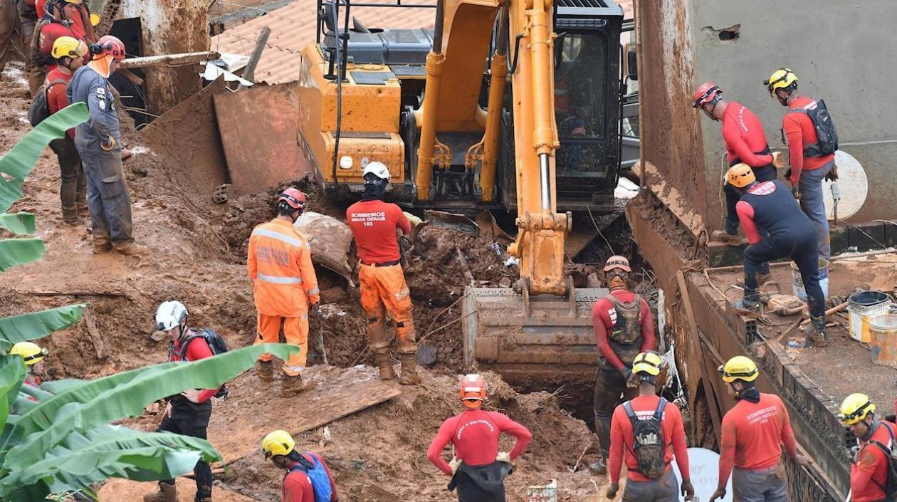 Bomberos buscan desaparecidos por el invierno en Brasil.