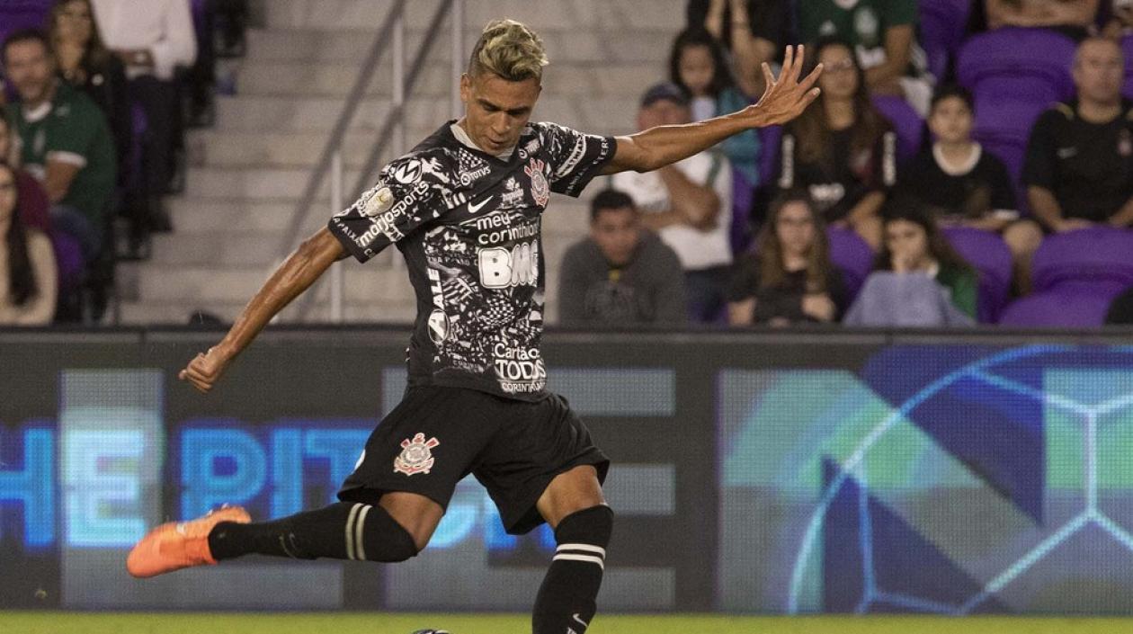 Víctor Cantillo entrena con el Corinthians. 