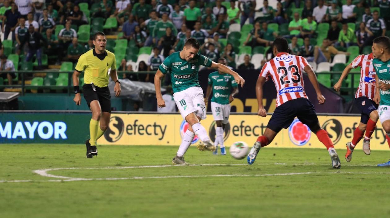 Agustín Palavecino remata al arco 'tiburón' ante la marca de Jeison Angulo.