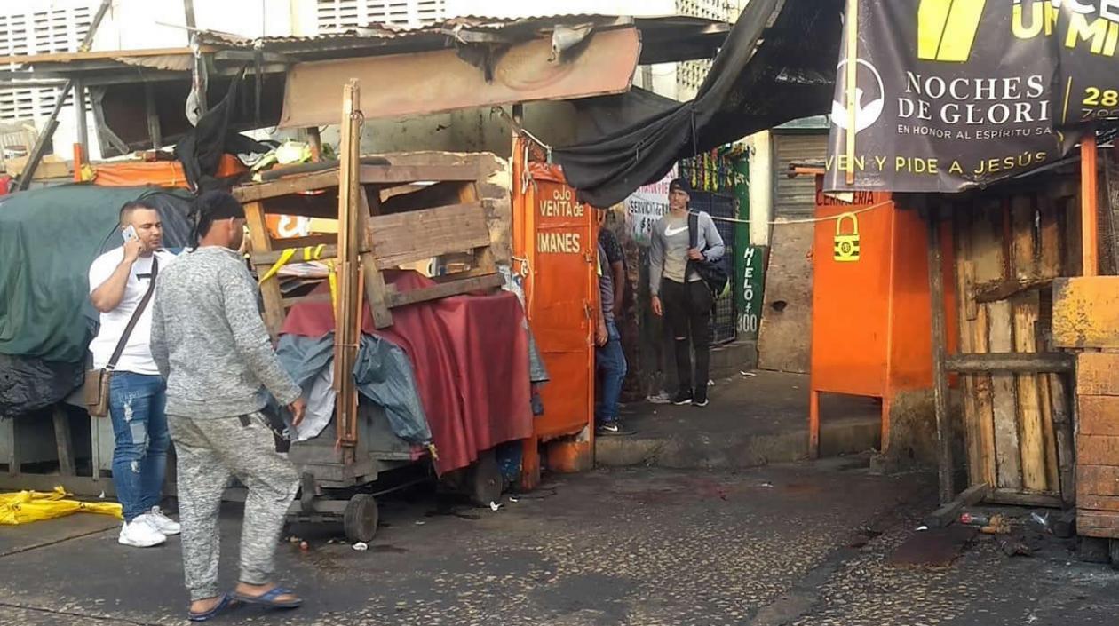 La mujer quedó tendida en la vía pública.