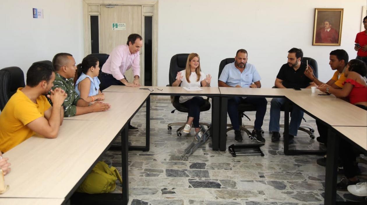 La Gobernadora Elsa Noguera De la Espriella presidiendo la mesa para firmar el acuerdo.