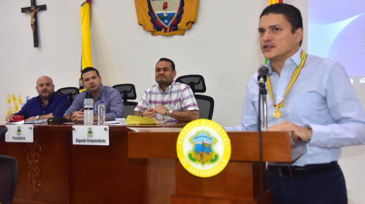 El rector Tito José Crissien Borrero, tras ser condecorado.