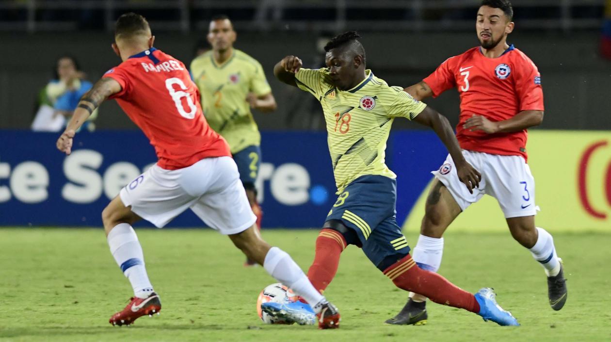 El atacante Edwuin Cetré eludiendo la marca de Nicolás Ramírez