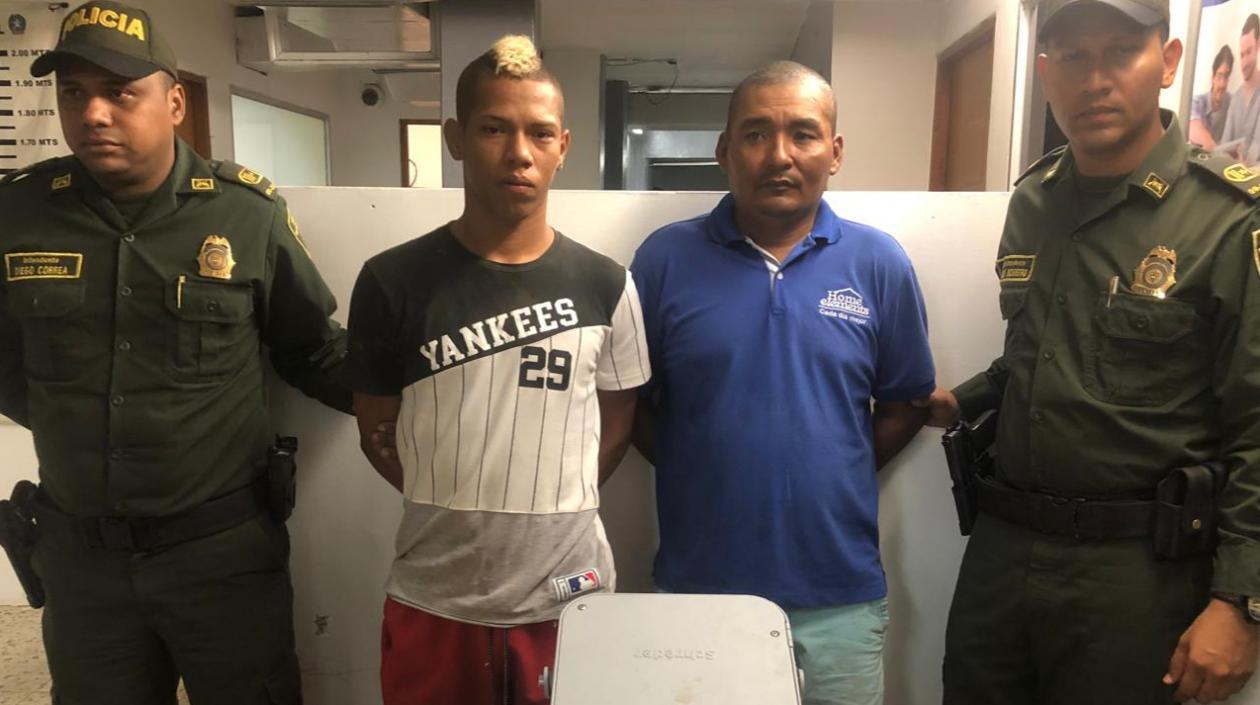 Los dos capturados por la Policía robando luminaria.