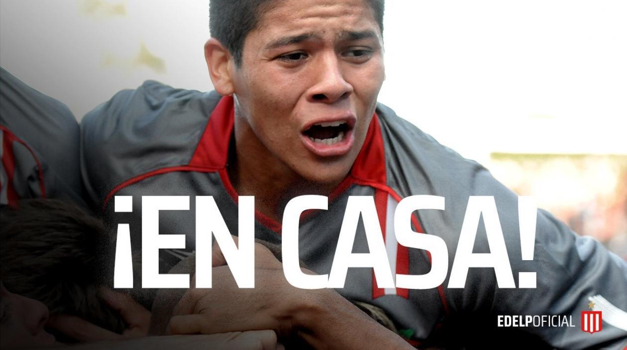 Marcos rojo fue recibido así por el conjunto de La Plata. 