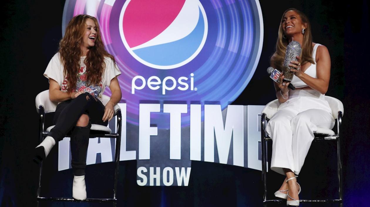 Las cantantes Shakira y Jennifer Lopez.