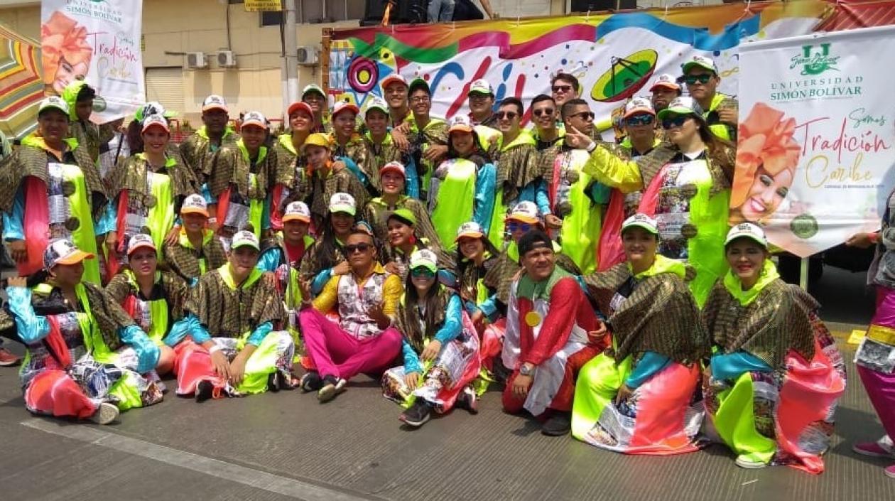 Integrantes de la comparsa Chiva Periodística.