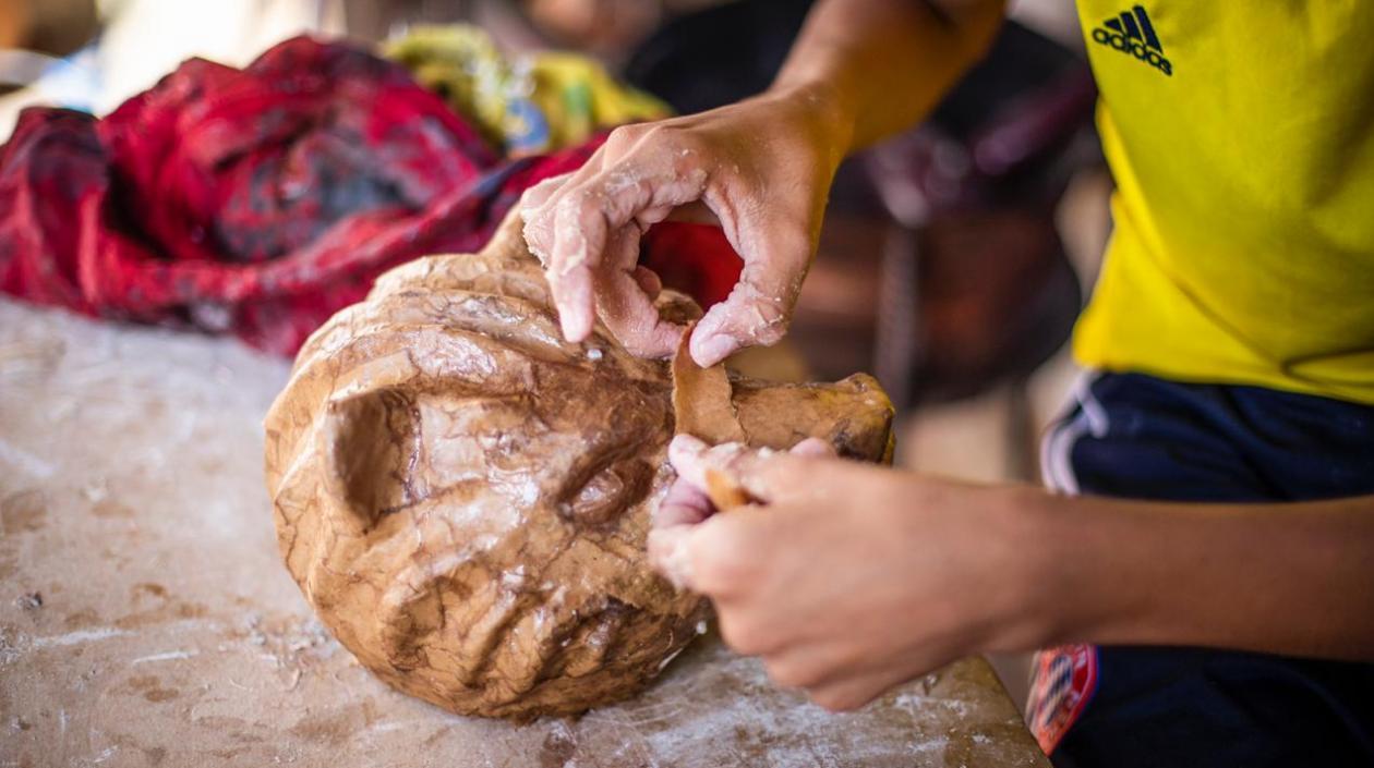 Momento de la elaboración de las máscaras.