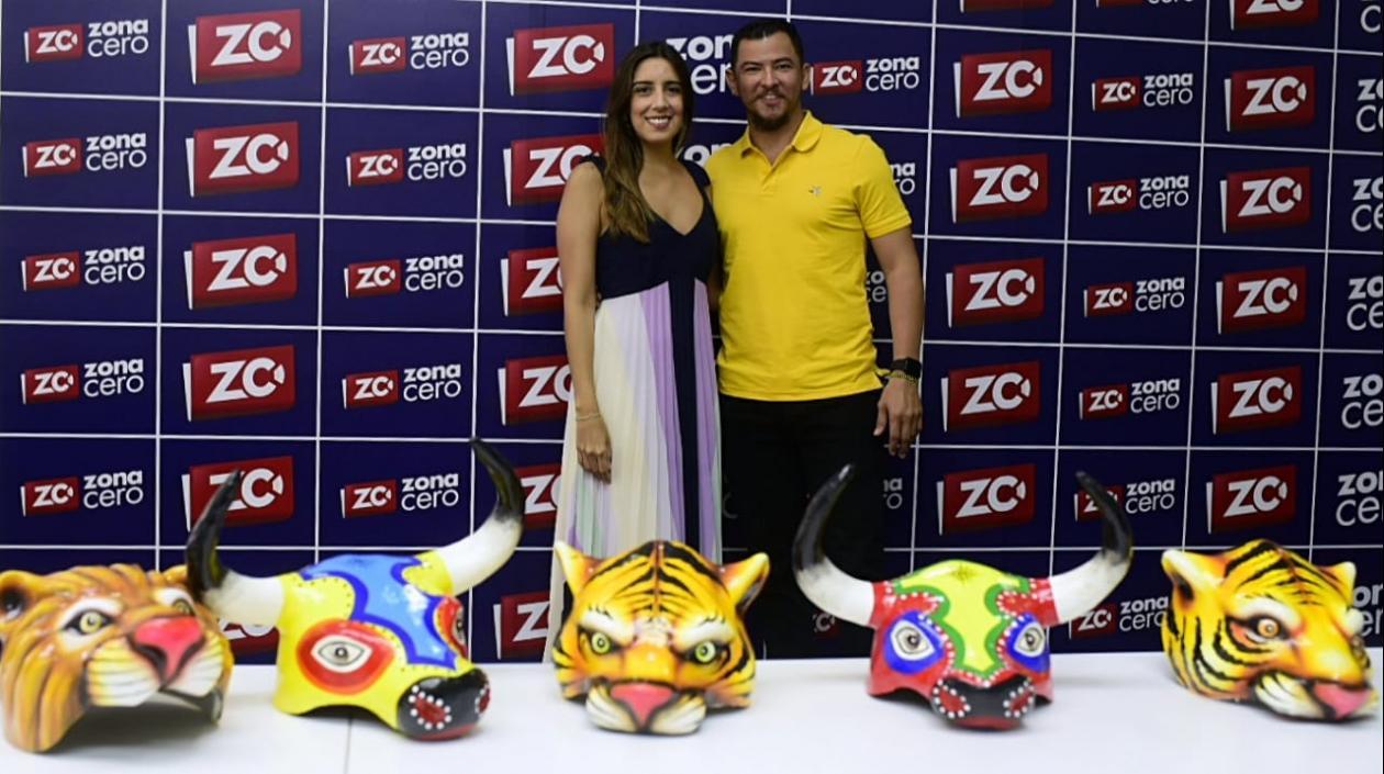 La Secretaria de Cultura del Atlántico Marcela Dávila y el artesano Luis Demetrio Llanos.