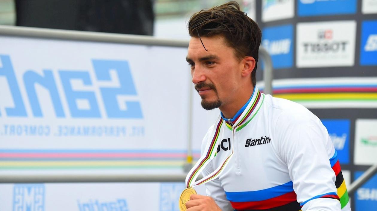Julian Alaphilippe con la camiseta de campeón mundial. 