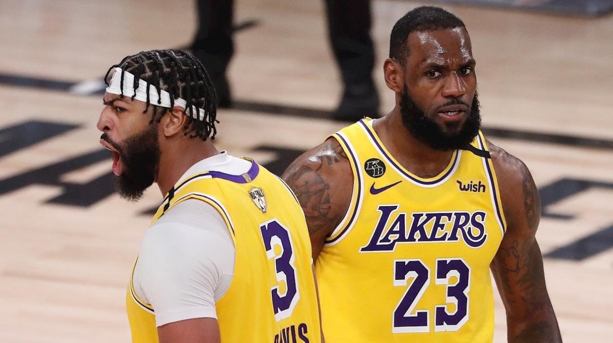 Anthony Davis y LeBron James durante el juego ante Miami Heat. 
