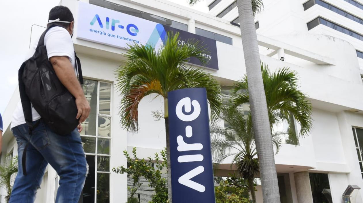 Un ciudadano pasa por la puerta de la nueva empresa Aire. 