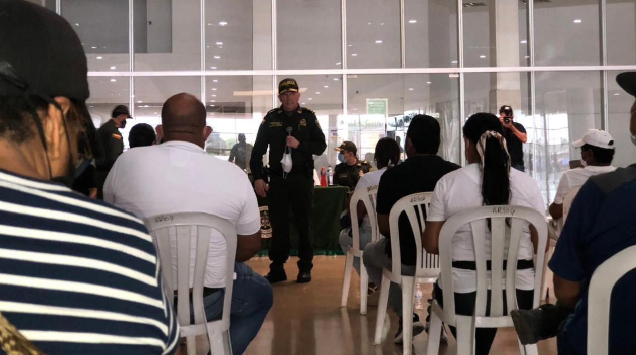 El general Ricardo Alarcón dirigiéndose a los ediles y líderes comunales. 