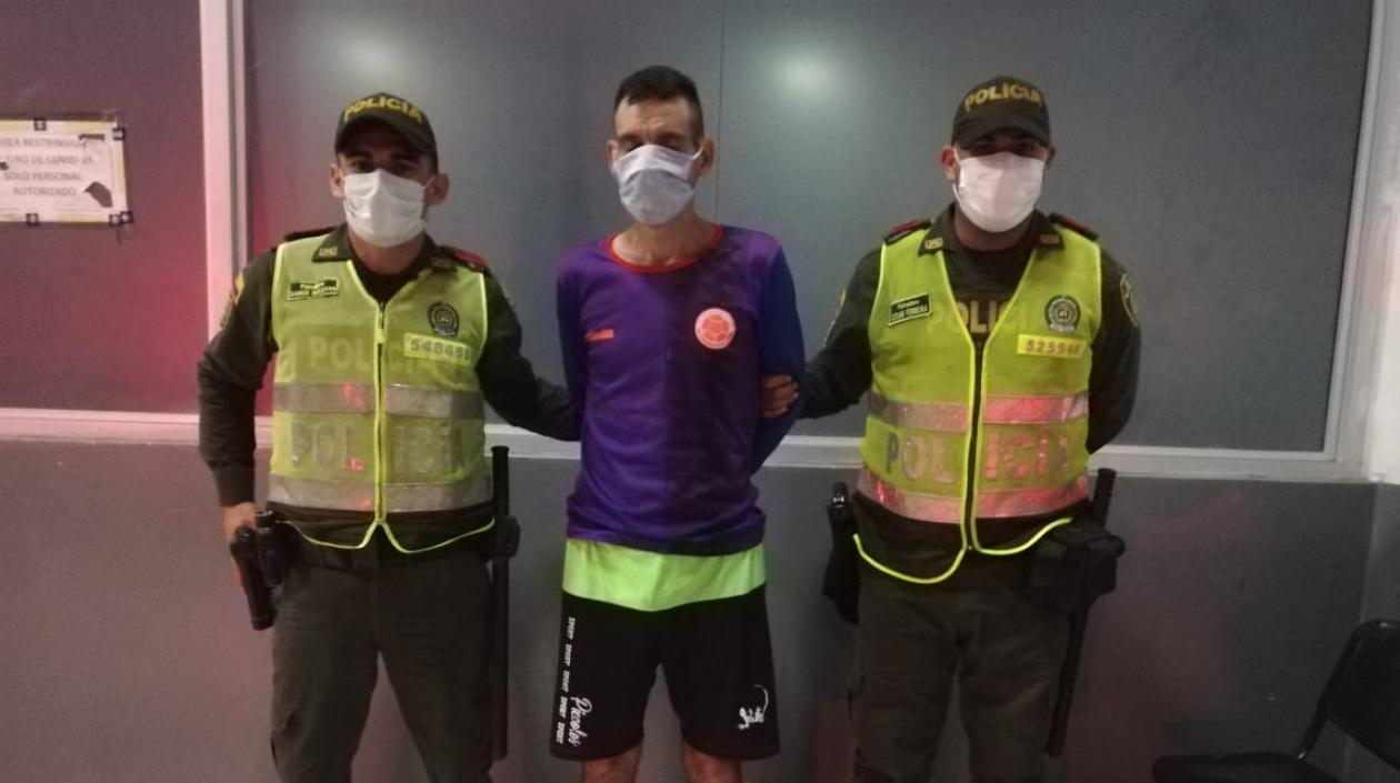  Néstor Escobar, capturado por la Policía. 