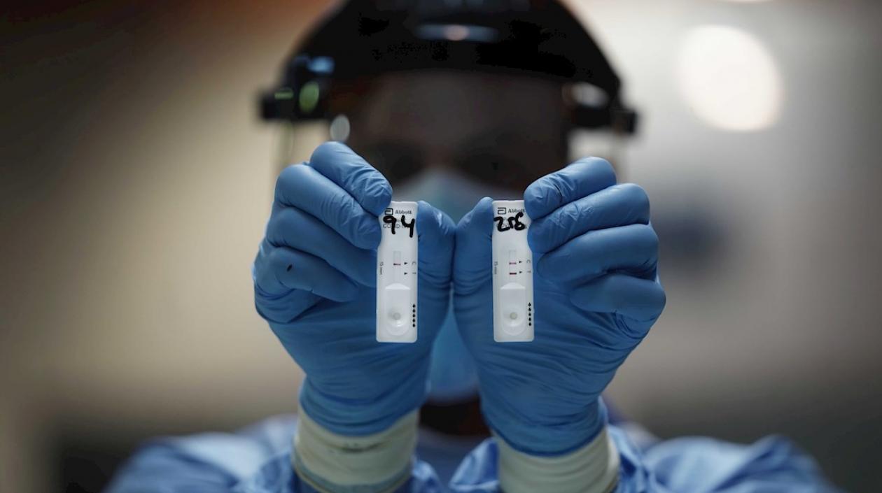 Este trabajador de la salud sostiene dos pruebas hechas en España.