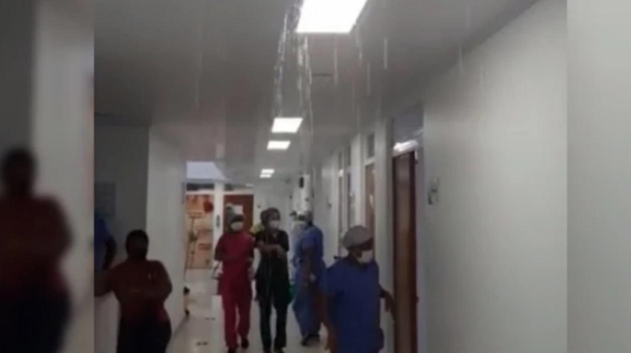 El agua saliendo por los lados de las lámparas de los pasillos del hospital. 